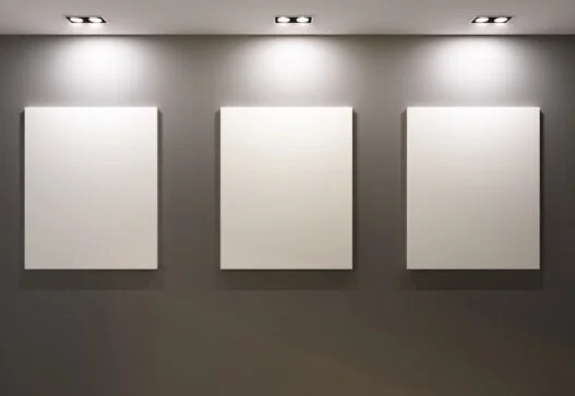 Gallerilamper der lyser på væggen